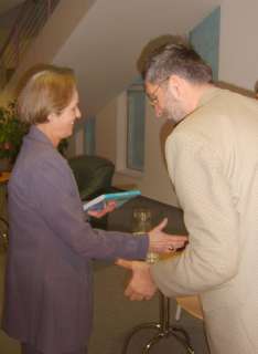 Sta65594 - könyvtárunk legaktívabb szépkorú olvasója, Ekler Károlyné könyvjutalmát lánya, Lendvai Anna veszi át.jpg Sta65594 - könyvtárunk legaktívabb szépkorú olvasója, Ekler Károlyné könyvjutalmát lánya, Lendvai Anna veszi át.jpg